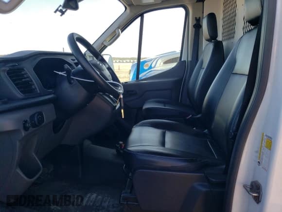 ✅ 2020 Ford Transit Cargo • VIN: 1FTYE1C82LKA13465 • Lot: 87039174. Wystawiony na Copart z przebiegiem Nie podano. Bezpłatny archiwum sprzedaży aukcyjnych z USA i szczegółowy raport historii pojazdu na DreamBid. Zdjęcie 7.