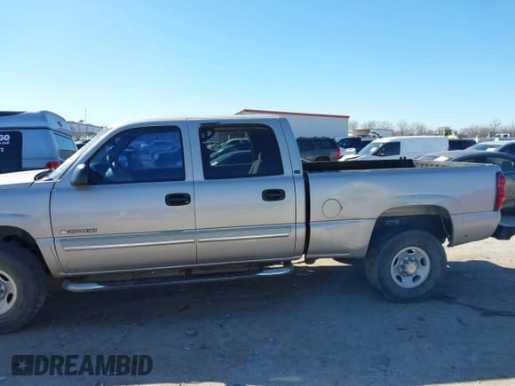 ✅ 2004 Chevrolet Silverado 2500HD LS • VIN: 1GCHC23U14F163344 • Лот: 41687719. Опубликован ранее на IAAI с пробегом Не указан. Бесплатный доступ к архиву аукционных продаж из США и подробный отчёт об истории автомобиля на DreamBid. Изображение 6.