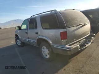 ✅ 2001 Chevrolet Blazer LS • VIN: 1GNDT13WX1K263690 • Lot: 51698655. Wystawiony na Copart z przebiegiem 243 310 mil. Bezpłatny archiwum sprzedaży aukcyjnych z USA i szczegółowy raport historii pojazdu na DreamBid. Zdjęcie 2.