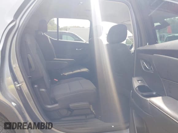 ✅ 2019 Chevrolet Traverse LT Cloth • VIN: 1GNERGKW0KJ297734 • Lot: 43288068. Wystawiony na IAAI z przebiegiem 114 751 mil. Bezpłatny archiwum sprzedaży aukcyjnych z USA i szczegółowy raport historii pojazdu na DreamBid. Zdjęcie 8.