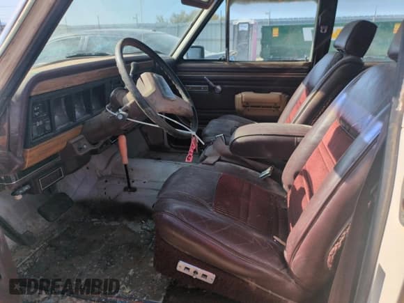 ✅ 1987 Jeep Grand Wagoneer • VIN: 1JCNJ15UXHT013691 • Lot: 59439595. Wystawiony na Copart z przebiegiem 174 941 mil. Bezpłatny archiwum sprzedaży aukcyjnych z USA i szczegółowy raport historii pojazdu na DreamBid. Zdjęcie 7.