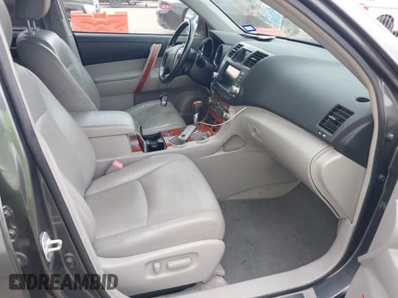 ✅ 2010 Toyota Highlander Limited • VIN: JTEYK3EHXA2104252 • Lot: 42993328. Wystawiony na IAAI z przebiegiem 245 975 mil. Bezpłatny archiwum sprzedaży aukcyjnych z USA i szczegółowy raport historii pojazdu na DreamBid. Zdjęcie 5.