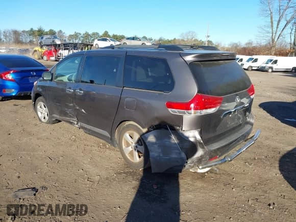 ✅ 2011 Toyota Sienna LE • VIN: 5TDKK3DC4BS051008 • Lot: 43840700. Listed on IAAI with 196,964 mi. Free auction sales archive from the USA and detailed vehicle history report at DreamBid. Image 3.