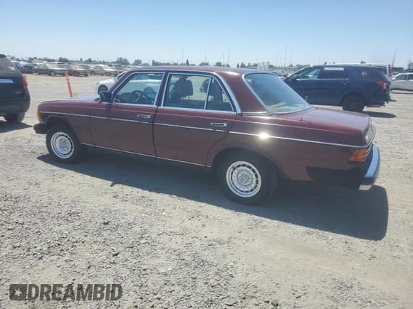 ✅ 1981 Mercedes-Benz 240 • VIN: WDBAB23A5BB239807 • Lot: 64985295. Wystawiony na Copart z przebiegiem 205 285 mil. Bezpłatny archiwum sprzedaży aukcyjnych z USA i szczegółowy raport historii pojazdu na DreamBid. Zdjęcie 2.
