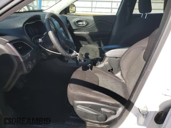 ✅ 2019 Jeep Cherokee Latitude • VIN: 1C4PJMCXXKD360013 • Lot: 86809815. Wystawiony na Copart z przebiegiem 111 518 mil. Bezpłatny archiwum sprzedaży aukcyjnych z USA i szczegółowy raport historii pojazdu na DreamBid. Zdjęcie 7.