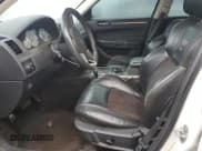 ✅ 2010 Chrysler 300 S • VIN: 2C3CA9CT5AH255944 • Lot: 73340114. Wystawiony na Copart z przebiegiem 244 520 mil. Bezpłatny archiwum sprzedaży aukcyjnych z USA i szczegółowy raport historii pojazdu na DreamBid. Zdjęcie 7.