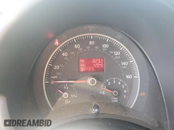 ✅ 2010 Volkswagen Beetle • VIN: 3VWRW3AG2AM026971 • Lot: 84208475. Wystawiony na Copart z przebiegiem 42 848 mil. Bezpłatny archiwum sprzedaży aukcyjnych z USA i szczegółowy raport historii pojazdu na DreamBid. Zdjęcie 9.