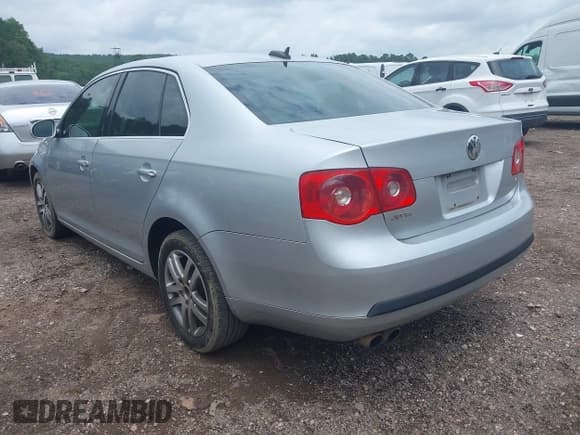 ✅ 2005 Volkswagen Jetta 2.5L • VIN: 3VWDF71K25M629298 • Лот: 42622502. Опубликован ранее на IAAI с пробегом 247 570 миль. Бесплатный доступ к архиву аукционных продаж из США и подробный отчёт об истории автомобиля на DreamBid. Изображение 3.