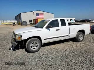 2005 Dodge Dakota SLT z VIN 1D7HE42K85S327595, wystawiony jako Copart lot #64880935 z przebiegiem 135 771 mil mil oraz Szkoda całkowita • Salvage title. Historia ofert i sprzedaży dostępna na DreamBid. Obrazek 1.