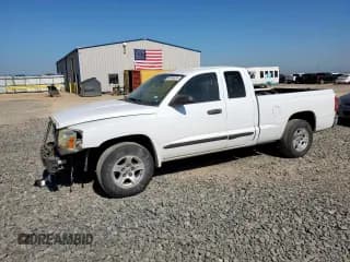 ✅ 2005 Dodge Dakota SLT • VIN: 1D7HE42K85S327595 • Lot: 64880935. Wystawiony na Copart z przebiegiem 135 771 mil. Bezpłatny archiwum sprzedaży aukcyjnych z USA i szczegółowy raport historii pojazdu na DreamBid. Zdjęcie 1.