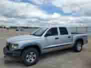 2008 Dodge Dakota z VIN 1D7HW78N58S550147, wystawiony jako Copart lot #58793855 z przebiegiem 126 970 mil mil oraz Szkoda całkowita • Salvage title. Historia ofert i sprzedaży dostępna na DreamBid. Obrazek 1.