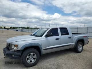 2008 Dodge Dakota z VIN 1D7HW78N58S550147, wystawiony jako Copart lot #58793855 z przebiegiem 126 970 mil mil oraz Szkoda całkowita • Salvage title. Historia ofert i sprzedaży dostępna na DreamBid. Obrazek 1.