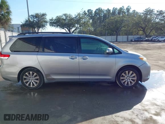 ✅ 2011 Toyota Sienna XLE • VIN: 5TDYK3DC4BS012512 • Lot: 43764837. Listed on IAAI with 291,739 mi. Free auction sales archive from the USA and detailed vehicle history report at DreamBid. Image 13.