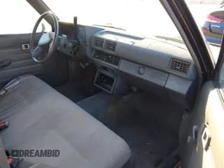 ✅ 1987 Toyota Pickup • VIN: JT4RN50R8H0274806 • Lot: 43507490. Wystawiony na IAAI z przebiegiem 136 743 mil. Bezpłatny archiwum sprzedaży aukcyjnych z USA i szczegółowy raport historii pojazdu na DreamBid. Zdjęcie 5.