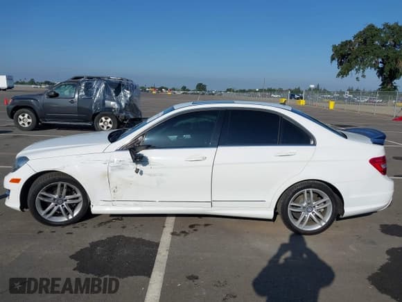 ✅ 2014 Mercedes-Benz C 250 Sport • VIN: WDDGF4HB6EA956276 • Lot: 42111034. Wystawiony na IAAI z przebiegiem 90 396 mil. Bezpłatny archiwum sprzedaży aukcyjnych z USA i szczegółowy raport historii pojazdu na DreamBid. Zdjęcie 14.
