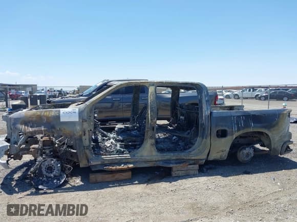 ✅ 2020 Chevrolet Silverado 1500 RST • VIN: 1GCUYEED4LZ257536 • Lot: 42428290. Wystawiony na IAAI z przebiegiem Nie podano. Bezpłatny archiwum sprzedaży aukcyjnych z USA i szczegółowy raport historii pojazdu na DreamBid. Zdjęcie 6.