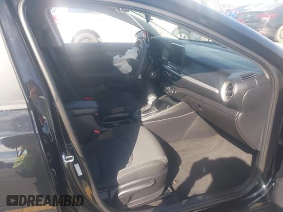 ✅ 2021 Kia Forte LXS • VIN: 3KPF24AD1ME407397 • Lot: 43492729. Wystawiony na IAAI z przebiegiem 31 332 mil. Bezpłatny archiwum sprzedaży aukcyjnych z USA i szczegółowy raport historii pojazdu na DreamBid. Zdjęcie 5.