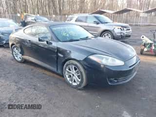 2008 Hyundai Tiburon GS z VIN KMHHM66D38U264396, wystawiony jako IAAI lot #41442064 z przebiegiem 173 737 mil mil oraz . Historia ofert i sprzedaży dostępna na DreamBid. Obrazek 1.