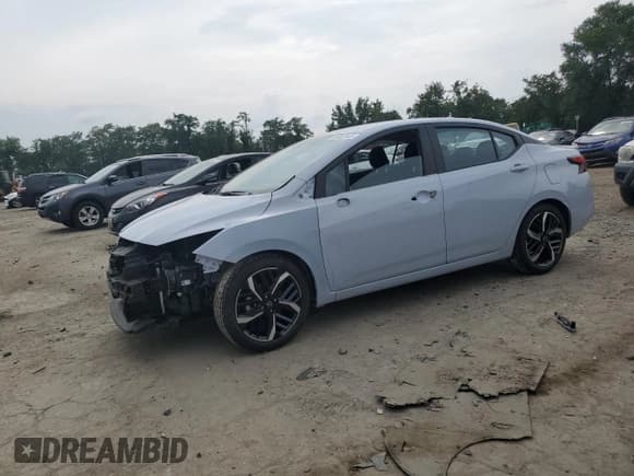 ✅ 2023 Nissan Versa SR • VIN: 3N1CN8FV3PL824770 • Lot: 68062445. Wystawiony na Copart z przebiegiem 69 630 mil. Bezpłatny archiwum sprzedaży aukcyjnych z USA i szczegółowy raport historii pojazdu na DreamBid. Zdjęcie 1.