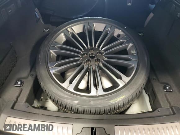 ✅ 2024 Land Rover Range Rover Velar Dynamic SE • VIN: SALYL2EX3RA389888 • Лот: 43770535. Опубликован ранее на Copart с пробегом 7 045 миль. Бесплатный доступ к архиву аукционных продаж из США и подробный отчёт об истории автомобиля на DreamBid. Изображение 13.