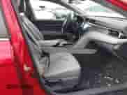 2019 Toyota Camry LE z VIN 4T1B11HK7KU278838, wystawiony jako IAAI lot #41222519 z przebiegiem 49 582 mil mil oraz . Historia ofert i sprzedaży dostępna na DreamBid. Obrazek 5.