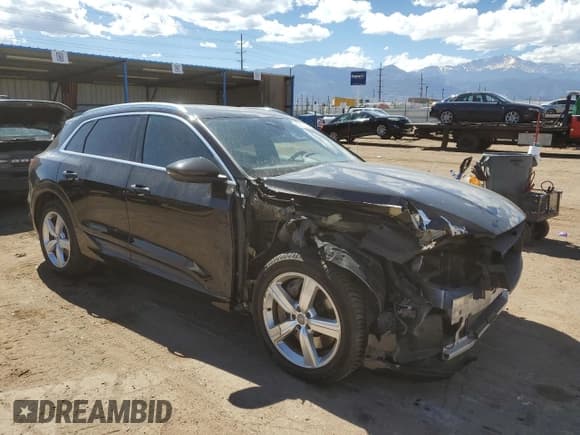 ✅ 2019 Audi e-tron Premium Plus • VIN: WA1LABGE6KB014901 • Лот: 50910225. Опубликован ранее на Copart с пробегом 46 322 миль. Бесплатный доступ к архиву аукционных продаж из США и подробный отчёт об истории автомобиля на DreamBid. Изображение 4.