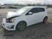 2013 Chevrolet Sonic RS z VIN 1G1JG6SB4D4231976, wystawiony jako Copart lot #50003445 z przebiegiem 78 586 mil mil oraz Szkoda całkowita • Salvage title. Historia ofert i sprzedaży dostępna na DreamBid. Obrazek 1.