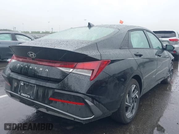 ✅ 2025 Hyundai Elantra SEL Sport • VIN: KMHLM4DG9SU961154 • Lot: 42307437. Listed on IAAI with 1,772 mi. Free auction sales archive from the USA and detailed vehicle history report at DreamBid. Image 4.