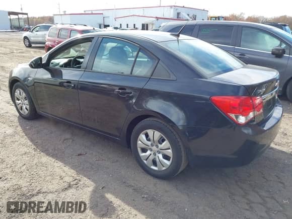 2014 Chevrolet Cruze LS z VIN 1G1PA5SG5E7213648, wystawiony jako IAAI lot #43625005 z przebiegiem 169 525 mil mil oraz . Historia ofert i sprzedaży dostępna na DreamBid. Obrazek 3.