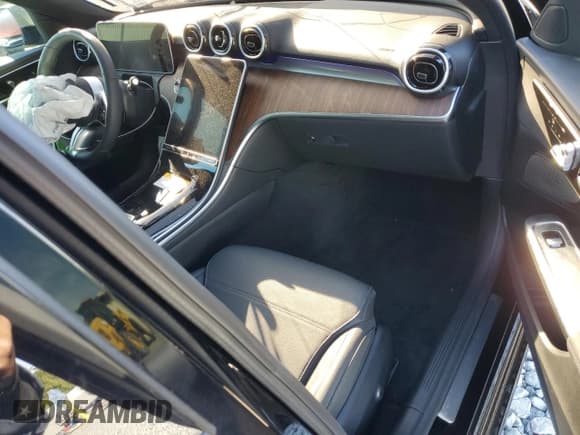 ✅ 2025 Mercedes-Benz C 300 • VIN: W1KAF4GB5SR260397 • Lot: 92362405. Wystawiony na Copart z przebiegiem Nie podano. Bezpłatny archiwum sprzedaży aukcyjnych z USA i szczegółowy raport historii pojazdu na DreamBid. Zdjęcie 8.