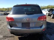 ✅ 2013 Volkswagen Touareg Sport • VIN: WVGEF9BP4DD003075 • Lot: 86825475. Wystawiony na Copart z przebiegiem 149 689 mil. Bezpłatny archiwum sprzedaży aukcyjnych z USA i szczegółowy raport historii pojazdu na DreamBid. Zdjęcie 6.