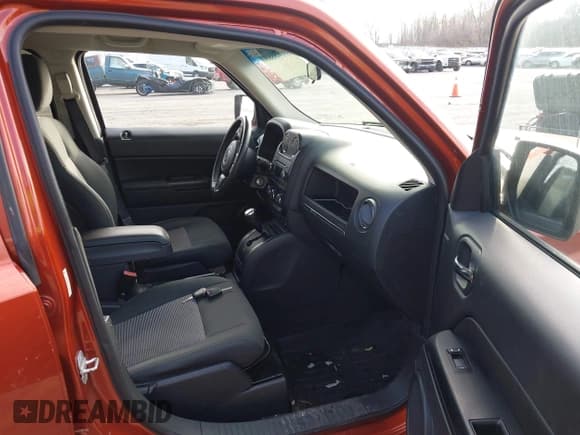 ✅ 2012 Jeep Patriot Latitude • VIN: 1C4NJRFB4CD671703 • Lot: 43703889. Listed on IAAI with 155,427 mi. Free auction sales archive from the USA and detailed vehicle history report at DreamBid. Image 5.