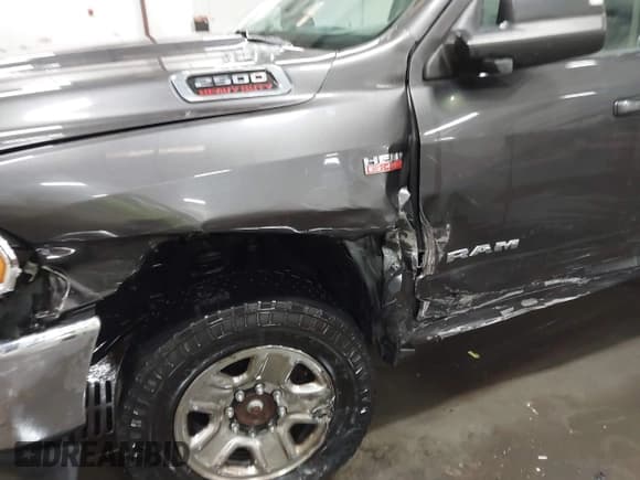 ✅ 2020 Ram 2500 Big Horn • VIN: 3C6UR5DJ8LG298134 • Lot: 41705639. Wystawiony na IAAI z przebiegiem 85 130 mil. Bezpłatny archiwum sprzedaży aukcyjnych z USA i szczegółowy raport historii pojazdu na DreamBid. Zdjęcie 6.