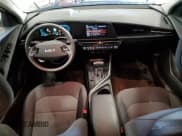 ✅ 2024 Kia Niro LX • VIN: KNDCP3LE2R5127947 • Lot: 62635175. Wystawiony na Copart z przebiegiem 18 399 mil. Bezpłatny archiwum sprzedaży aukcyjnych z USA i szczegółowy raport historii pojazdu na DreamBid. Zdjęcie 8.