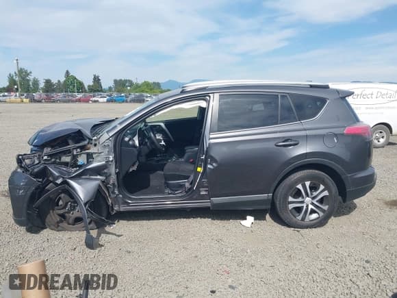 ✅ 2016 Toyota RAV4 LE • VIN: JTMBFREV1GJ091168 • Lot: 42234582. Wystawiony na IAAI z przebiegiem 43 301 mil. Bezpłatny archiwum sprzedaży aukcyjnych z USA i szczegółowy raport historii pojazdu na DreamBid. Zdjęcie 15.