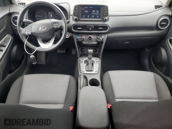2018 Hyundai Kona SEL z VIN KM8K2CAA6JU114845, wystawiony jako Copart lot #63925323 z przebiegiem 43 088 mil mil oraz . Historia ofert i sprzedaży dostępna na DreamBid. Obrazek 8.