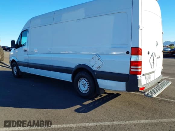 ✅ 2012 Mercedes-Benz Sprinter Cargo • VIN: WD3PE8CB7C5696482 • Lot: 43338712. Wystawiony na IAAI z przebiegiem 221 735 mil. Bezpłatny archiwum sprzedaży aukcyjnych z USA i szczegółowy raport historii pojazdu na DreamBid. Zdjęcie 3.