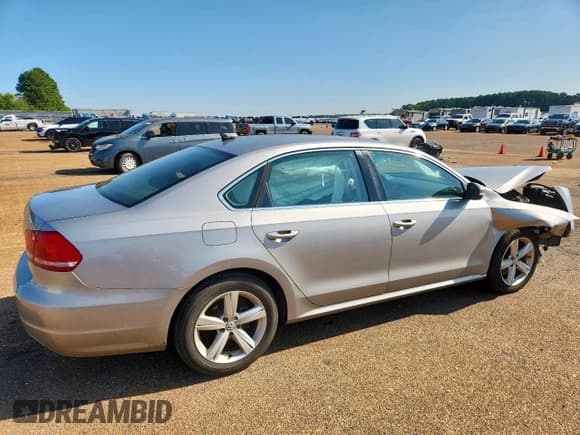 ✅ 2013 Volkswagen Passat SE • VIN: 1VWBH7A3XDC109974 • Лот: 71859515. Опубликован ранее на Copart с пробегом 153 723 миль. Бесплатный доступ к архиву аукционных продаж из США и подробный отчёт об истории автомобиля на DreamBid. Изображение 3.