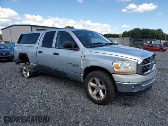 2006 Dodge 1500 Laramie z VIN 1D7HU182X6S590830, wystawiony jako Copart lot #70185885 z przebiegiem 219 672 mil mil oraz Szkoda całkowita • Salvage title. Historia ofert i sprzedaży dostępna na DreamBid. Obrazek 4.