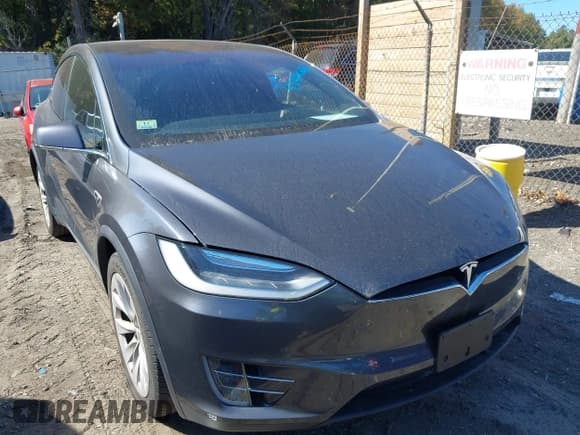✅ 2016 Tesla Model X 70D • VIN: 5YJXCBE26GF005047 • Lot: 43414028. Wystawiony na IAAI z przebiegiem 72 556 mil. Bezpłatny archiwum sprzedaży aukcyjnych z USA i szczegółowy raport historii pojazdu na DreamBid. Zdjęcie 1.