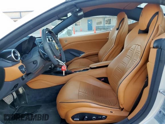 ✅ 2016 Ferrari California T • VIN: ZFF77XJA2G0214672 • Lot: 86607555. Wystawiony na Copart z przebiegiem 13 433 mil. Bezpłatny archiwum sprzedaży aukcyjnych z USA i szczegółowy raport historii pojazdu na DreamBid. Zdjęcie 7.