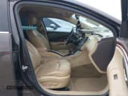 ✅ 2013 Buick LaCrosse Leather • VIN: 1G4GC5ERXDF245333 • Lot: 42877925. Wystawiony na IAAI z przebiegiem 222 073 mil. Bezpłatny archiwum sprzedaży aukcyjnych z USA i szczegółowy raport historii pojazdu na DreamBid. Zdjęcie 5.