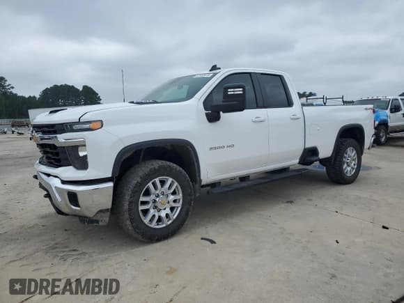 ✅ 2024 Chevrolet Silverado 2500HD LT • VIN: 1GC2YNE75RF108628 • Лот: 67932075. Опубликован ранее на Copart с пробегом 71 500 миль. Бесплатный доступ к архиву аукционных продаж из США и подробный отчёт об истории автомобиля на DreamBid. Изображение 1.