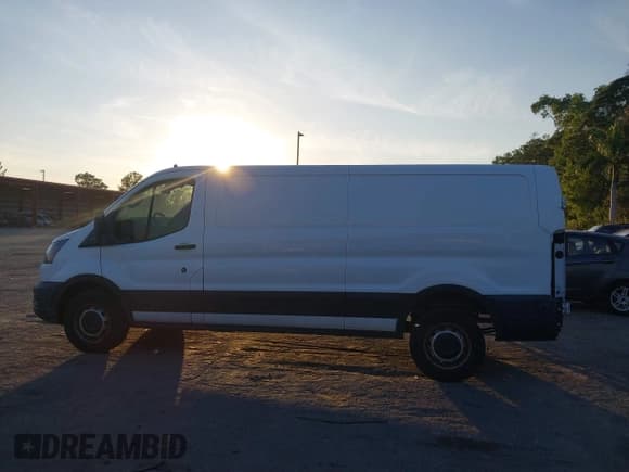 ✅ 2020 Ford Transit Cargo • VIN: 1FTBR1Y81LKB45460 • Lot: 41496961. Wystawiony na IAAI z przebiegiem 45 534 mil. Bezpłatny archiwum sprzedaży aukcyjnych z USA i szczegółowy raport historii pojazdu na DreamBid. Zdjęcie 14.