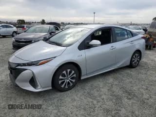 ✅ 2022 Toyota Prius LE • VIN: JTDKAMFP7N3227273 • Lot: 82675895. Wystawiony na Copart z przebiegiem 149 240 mil. Bezpłatny archiwum sprzedaży aukcyjnych z USA i szczegółowy raport historii pojazdu na DreamBid. Zdjęcie 1.