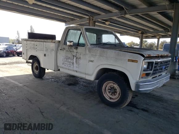 ✅ 1985 Ford F-250 • VIN: 1FDHF27L4FPA60775 • Лот: 52004635. Опубликован ранее на Copart с пробегом 73 773 миль. Бесплатный доступ к архиву аукционных продаж из США и подробный отчёт об истории автомобиля на DreamBid. Изображение 4.