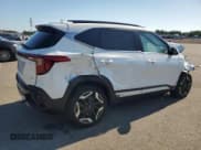 ✅ 2024 Kia Seltos SX • VIN: KNDETCA73R7476712 • Lot: 69642525. Wystawiony na Copart z przebiegiem 49 169 mil. Bezpłatny archiwum sprzedaży aukcyjnych z USA i szczegółowy raport historii pojazdu na DreamBid. Zdjęcie 3.