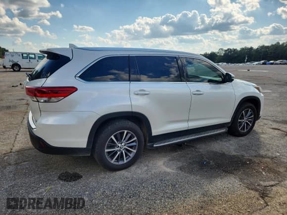 ✅ 2019 Toyota Highlander XLE • VIN: 5TDKZRFH7KS569668 • Lot: 85486265. Wystawiony na Copart z przebiegiem 110 718 mil. Bezpłatny archiwum sprzedaży aukcyjnych z USA i szczegółowy raport historii pojazdu na DreamBid. Zdjęcie 3.