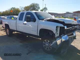 2012 Chevrolet Silverado 2500HD Work Truck z VIN 1GC2KVCG2CZ290069, wystawiony jako IAAI lot #43500446 z przebiegiem 311 360 mil mil oraz . Historia ofert i sprzedaży dostępna na DreamBid. Obrazek 1.