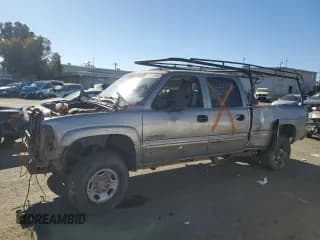 ✅ 2001 Chevrolet Silverado 2500HD LS • VIN: 1GCHK23U81F161167 • Лот: 41874695. Опубликован ранее на Copart с пробегом Не указан. Бесплатный доступ к архиву аукционных продаж из США и подробный отчёт об истории автомобиля на DreamBid. Изображение 1.